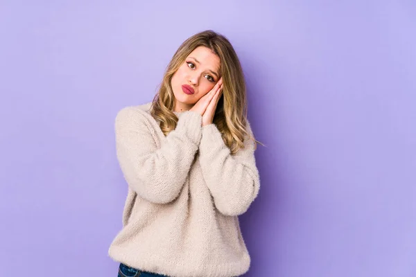 Mujer Joven Caucásica Aislada Sobre Fondo Púrpura Bostezando Mostrando Gesto — Foto de Stock