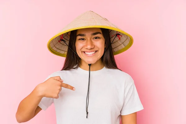 Jonge Aziatische Vrouw Draagt Een Vietnamese Hoed Geïsoleerd Jonge Aziatische — Stockfoto