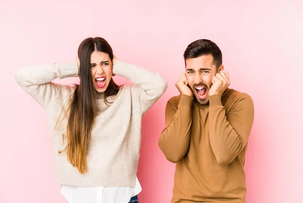 Jong Kaukasisch Paar Geïsoleerde Bedekking Oren Met Handen Proberen Niet — Stockfoto