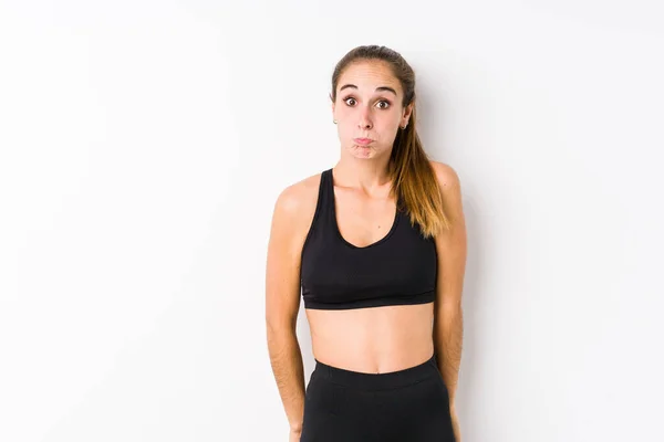Junge Kaukasische Fitness Frau Die Vor Weißem Hintergrund Posiert Zuckt — Stockfoto