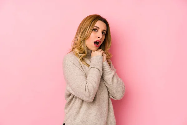 스웨터 금발의 여자는 두려움에 — 스톡 사진