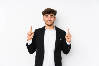 Genç Arap iş adamı izole edildi. İki parmağı da boş bir alan gösteriyor..