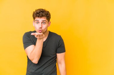  Dudakları kıvrılmış ve avuç içleri havada öpüşmek için tutulmuş..