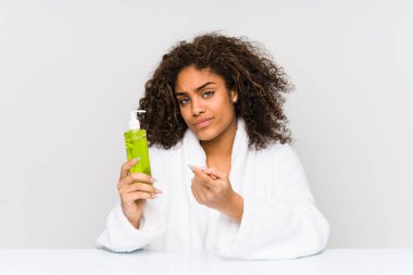 Genç Afro-Amerikalı bir kadın aloe vera tutuyor. Seni işaret ediyor. Sanki davet ediyormuş gibi..