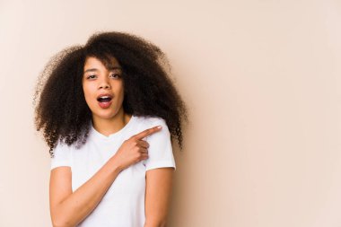 Genç Afro-Amerikalı bir kadın,