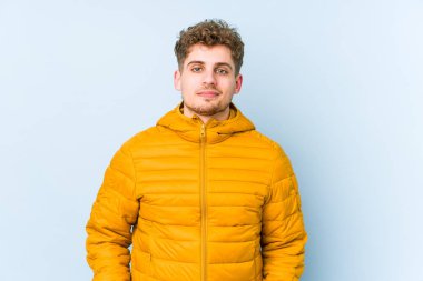 Sarışın, kıvırcık saçlı, beyaz adam mutlu, güler yüzlü ve neşeli..