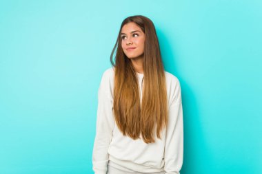 Hedeflerine ve amaçlarına ulaşmayı hayal eden zayıf bir kadın.