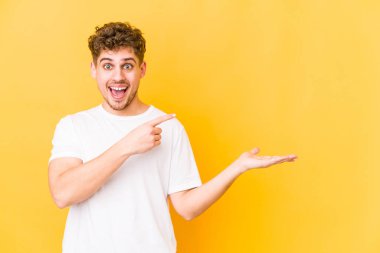  Palmiye üzerinde bir kopya alanı tutarken heyecanlı.