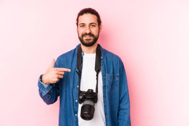 Kafkasyalı genç fotoğrafçı, gömlek fotokopi alanını elle gösteren, gururlu ve kendinden emin birini izole etti.