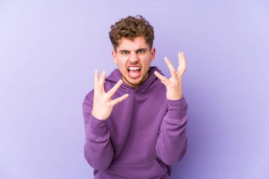 Sarışın, kıvırcık saçlı, beyaz tenli yalnız bir adam gergin elleriyle çığlık atıyor..