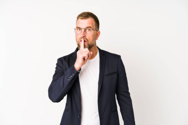 Beyaz arka planda izole edilmiş kıdemli bir işadamı ya sır saklıyor ya da sessizlik istiyor..
