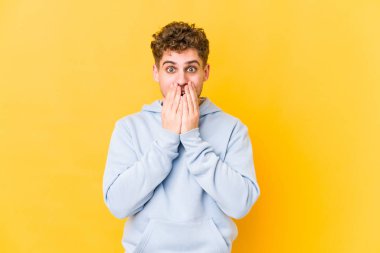  Şok olmuş, ağzı ellerle kaplanmış, yeni bir şey keşfetmeye hevesli..