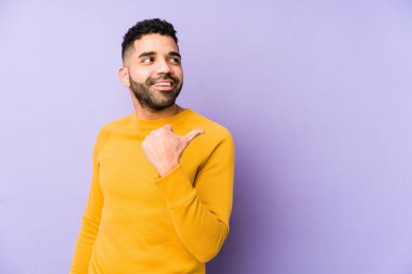 Genç, melez, Arap bir adam başparmak uzakta, gülerek ve kaygısız bir şekilde izole edilmiş noktalar..