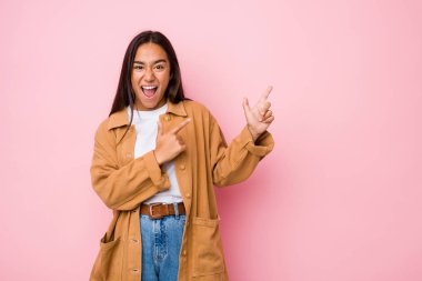 Genç melez Hintli kadın işaret parmağıyla fotokopi alanını işaret ederek heyecan ve arzusunu ifade ediyor..