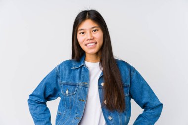 Asyalı genç bir kadın ellerini kalçasından ayırmıyor..