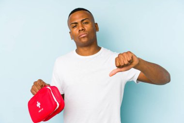 İlk yardımı yapan genç latin adam hoşlanmadığı bir jest yapıyor, kabul etmiyor. Anlaşmazlık konsepti.