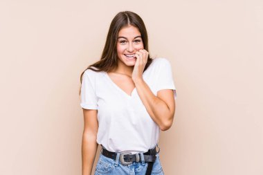 Kafkasyalı genç bir kadın, izole edilmiş tırnaklarını yiyor, gergin ve çok endişeli..