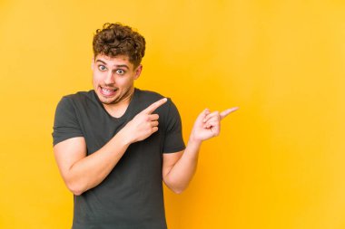  İşaret parmaklarıyla bir kopyalama alanını işaret ederek şok oldum.