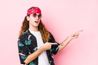 Genç beyaz tenli, izole edilmiş, işaret parmağıyla işaret eden heyecanlı bir adam..