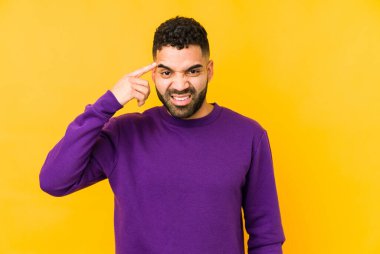 Genç, melez Arap bir adam işaret parmağıyla hayal kırıklığı işareti yapıyor..