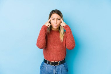 Kafkasyalı genç bir kadın yalnız poz veriyor. Bir göreve odaklanmış, parmak uçlarını işaret ediyor..