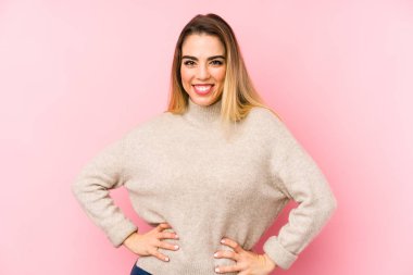 Orta yaşlı bir kadın izole bir hayat sürüyor. Kendine güveniyor. Kalçalarını tutuyor..