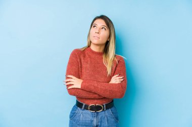 Kafkasyalı genç bir kadın sürekli tekrarlanan bir görevden yorgun düşmüş gibi poz veriyor..