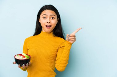 Erişte tutan genç Çinli kadın gizli bir sıcak fren haberinin olduğunu söylüyor.