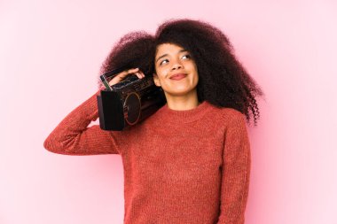 Genç afro kadın hedeflerine ve amaçlarına ulaşmayı düşleyen bir kaset tutuyor.