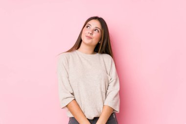 Kafkasyalı genç kadın hedeflerine ve amaçlarına ulaşma hayali kuruyor.