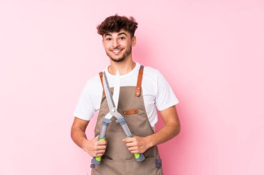 Genç Arap bahçıvan mutlu, güler yüzlü ve neşeliydi..