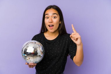 Genç Asyalı bir kadın bir balo partisi düzenliyor. Bir fikri ve ilham konsepti var..