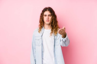 Uzun saçlı adam kameraya el sallayarak selam veriyor..