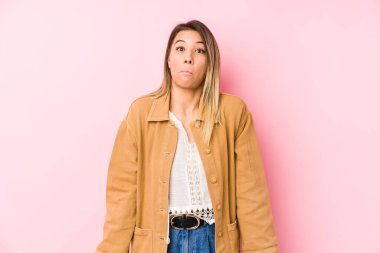 Kafkasyalı genç bir kadın omuz silkiyor ve gözleri açık..