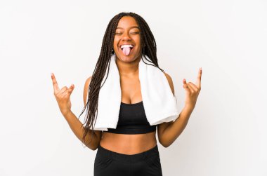 Genç Afrikalı Amerikalı sporcu kadın izole edilmiş, parmaklarıyla rock hareketi yapıyor.