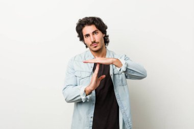 Beyaz arka planda genç yakışıklı bir adam mola veriyor..