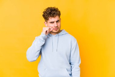  Parmakları dudaklarında Sır saklıyorlar.