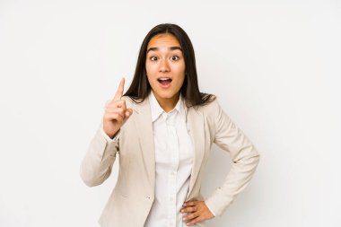 Beyaz bir arka planda izole edilmiş genç bir kadının bir fikri, ilham konsepti var..