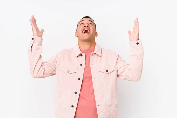 Jovem Latino Posando Isolado Gritando Para Céu Olhando Para Cima — Fotografia de Stock