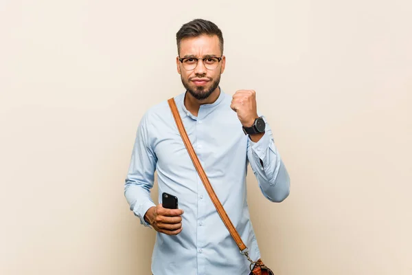 Giovane Razza Mista Asiatico Business Man Holding Telefono Mostrando Pugno — Foto Stock