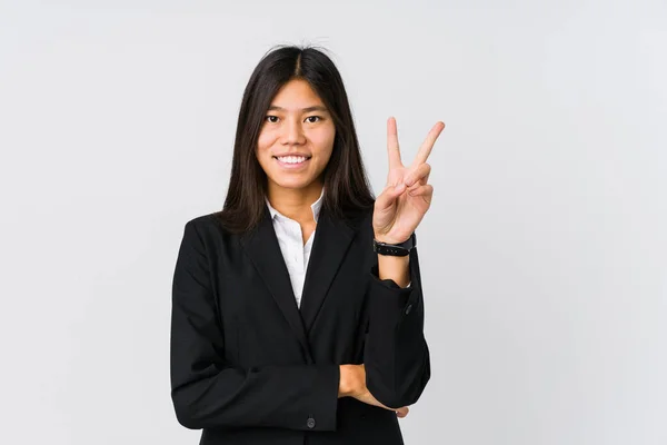 Junge Asiatische Geschäftsfrau Zeigt Nummer Zwei Mit Fingern — Stockfoto