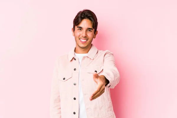 Jonge Blanke Man Poseren Een Roze Achtergrond Geïsoleerde Stretching Hand — Stockfoto
