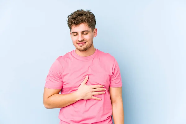 Joven Rubio Pelo Rizado Caucásico Hombre Aislado Toca Panza Sonríe — Foto de Stock