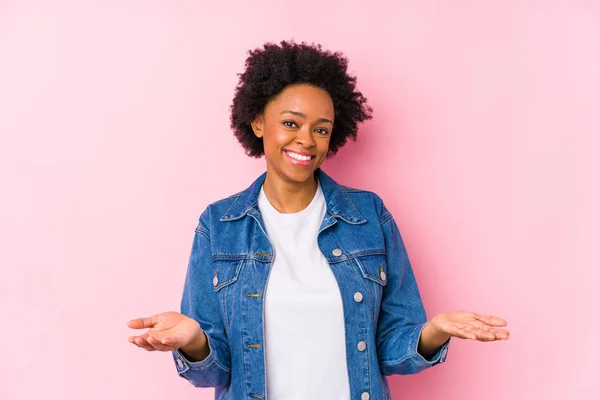 Giovane Donna Afroamericana Contro Uno Sfondo Rosa Isolato Mostrando Espressione — Foto Stock