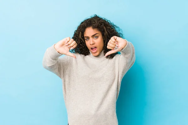 Young African American Curly Hair Woman Showing Thumb Expressing Dislike — ストック写真