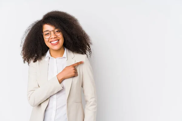 Jonge Afro Amerikaanse Zakenvrouw Glimlachend Terzijde Wijzend Iets Tonend Lege — Stockfoto