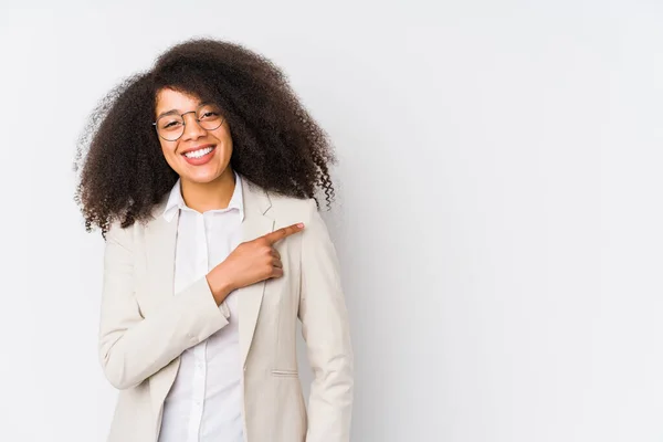 Ung Afrikansk Amerikansk Affärskvinna Ler Och Pekar Sidan Visar Något — Stockfoto