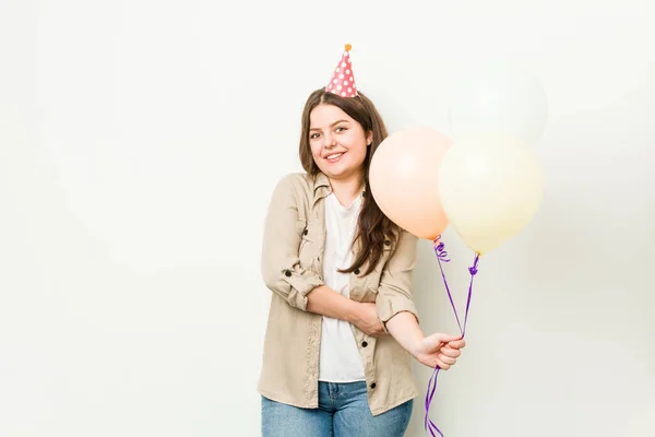 Genç Cüsseli Bir Kadın Doğum Gününü Kutluyor Gülüyor Eğleniyor — Stok fotoğraf