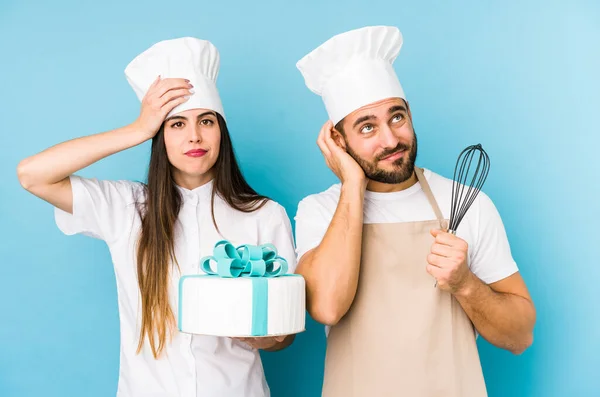 Jeune Couple Cuisiner Gâteau Ensemble Isolé Étant Choquée Elle Est — Photo