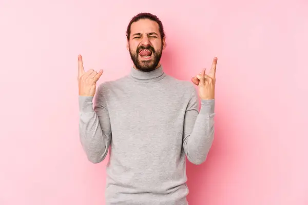 Giovane Uomo Capelli Lunghi Isolato Uno Sfondo Rosa Mostrando Gesto — Foto Stock